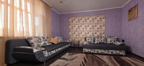 オムスクにあるпроспект Мира 66のリビングルーム(ソファ、椅子付)