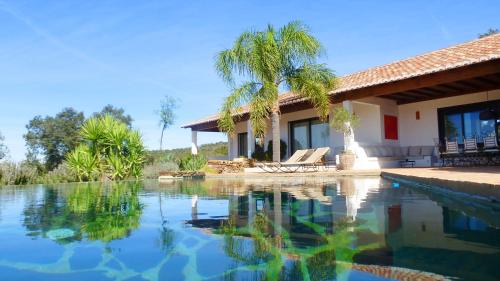 uma casa com uma piscina em frente em Sharish - Monte Das Estevas em Estremoz