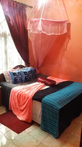 Una cama o camas en una habitación de Daffon Guest House