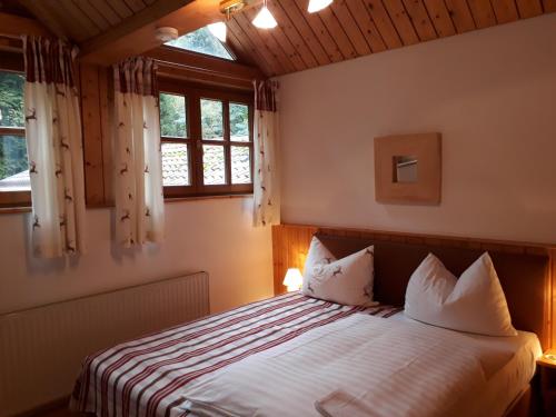Un pat sau paturi într-o cameră la Naturidyll Hotel Hammerschmiede