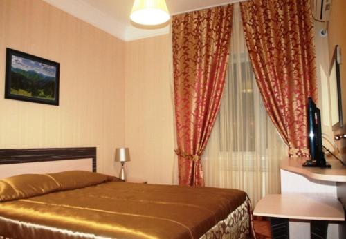 سرير أو أسرّة في غرفة في Hotel Laeti-Zhaiyk