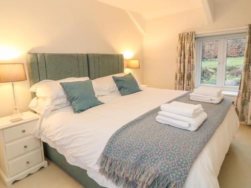 Un pat sau paturi într-o cameră la Clamoak Cottage