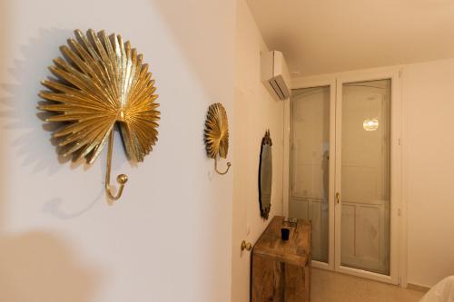 eine weiße Wand mit einer goldenen Sterndekoration darauf in der Unterkunft Apartamento - Casa Habanera in Cádiz