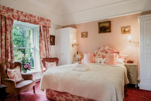 Postel nebo postele na pokoji v ubytování Cashel House Hotel