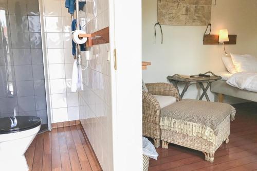 ein Bad mit einem WC und ein Zimmer mit einem Bett in der Unterkunft Gottskär Hotell in Onsala