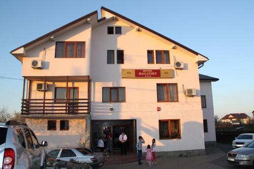 a building with people standing outside of it at Motel Balcost in Piatra Neamţ
