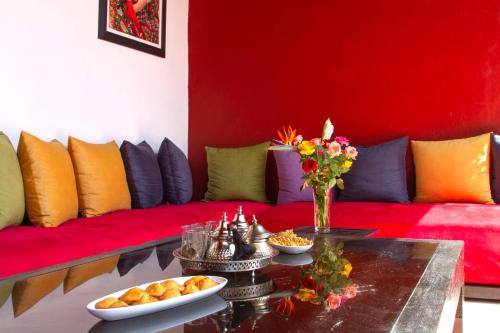 a living room with a couch and a table at Ryad Amiran & Spa in Marrakech