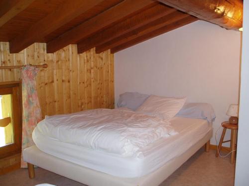 A bed or beds in a room at Chalet les Gentianes