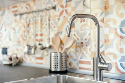 un bancone della cucina con lavandino e cucina foss di Sunny Lake a Cernobbio