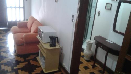 un soggiorno con divano e TV di Central 1 a Uruguaiana