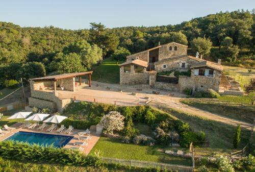 an aerial view of a house with a swimming pool at Mas Grau Casa con Encanto en Girona in Estanyol