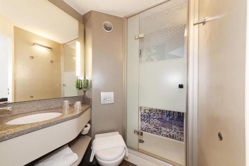 アルビにあるB&B HOTEL Albiのバスルーム(トイレ、洗面台、鏡付)