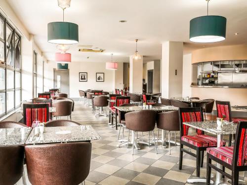 a restaurant with tables and chairs in a room at Sheffield Metropolitan Hotel in Sheffield