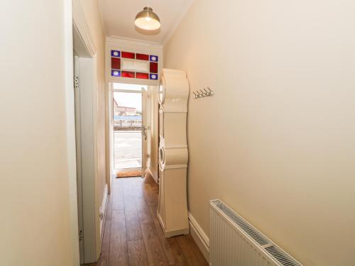 um corredor com um frigorífico num quarto em Duddon House em Millom