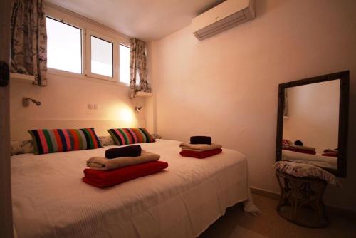 een slaapkamer met een groot wit bed en een spiegel bij Apartment with a great sea view in the best location of Santa Ponsa in Santa Ponsa