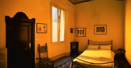 ボローニャにあるPalazzo Bargellini Panzacchi Rooms & Apartmentのベッドルーム(ベッド1台、窓付)
