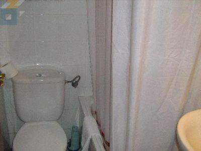 La salle de bains est pourvue de toilettes blanches et d'un lavabo. dans l'établissement Hostal Casanova, à Madrid