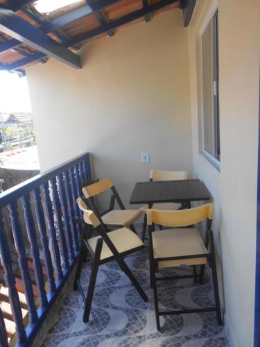 - Balcón con 2 sillas y mesa en Apartamento perto de praia Dos Anjos, en Arraial do Cabo