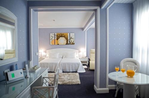 Postel nebo postele na pokoji v ubytování Las Rocas Playa Hotel