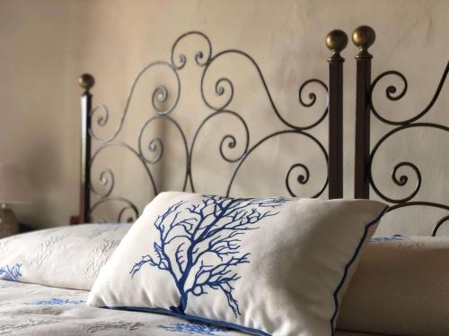 a bed with a metal head board with a pillow at Il Monastero in Geremèas