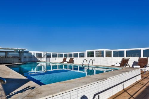a swimming pool on top of a building at Nobile Inn London Anápolis in Anápolis