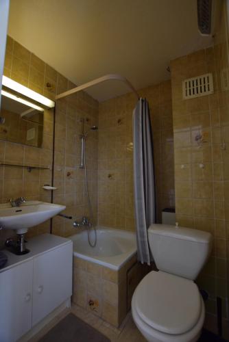 La salle de bains est pourvue de toilettes, d'un lavabo et d'une baignoire. dans l'établissement Zeedijk 336, à Middelkerke