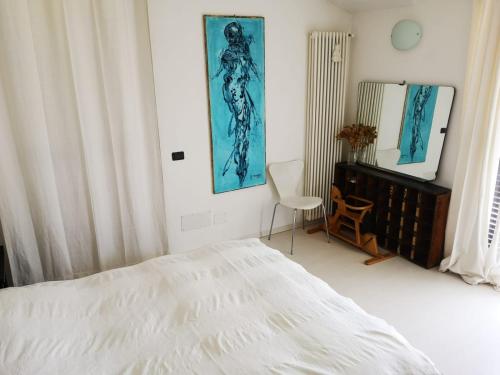 1 dormitorio con cama, silla y espejo en VILLA AS Campo Marzio en Lenno