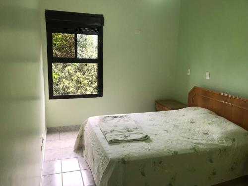 Een bed of bedden in een kamer bij Apartamento - Guarujá Marechi