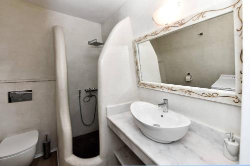 Koupelna v ubytování CHARMING 2BR Hilltop Serenity Suite, Lively Greek Village