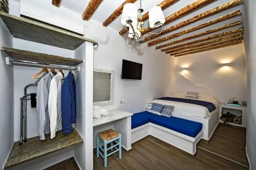 Postel nebo postele na pokoji v ubytování CHARMING 2BR Hilltop Serenity Suite, Lively Greek Village