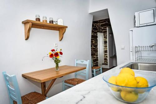 Postel nebo postele na pokoji v ubytování CHARMING 2BR Hilltop Serenity Suite, Lively Greek Village