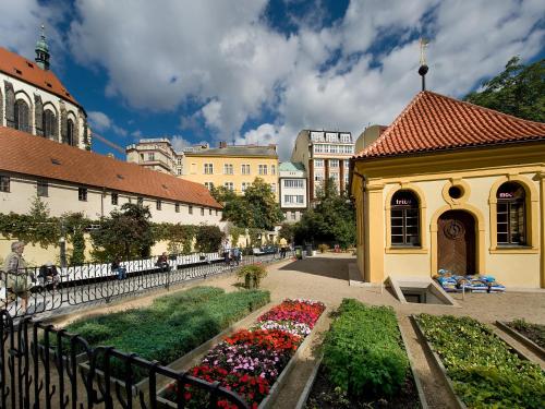 Zahrada ubytování EA Hotel Julis