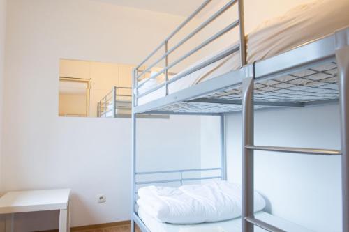 ein Etagenbett in einem Zimmer mit einem Etagenbett in der Unterkunft 1, 2, sleep Hostel Nürnberg Messe in Nürnberg