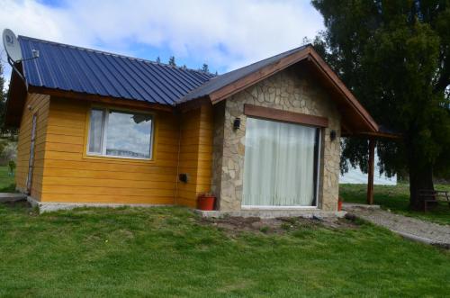 mały żółty domek z niebieskim dachem w obiekcie Altos Del Molino w mieście Trevelín