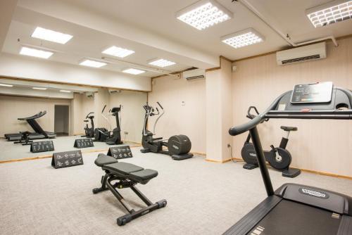 a gym with several treadmills and exercise bikes at Eurostars Danube Budapest in Budapest