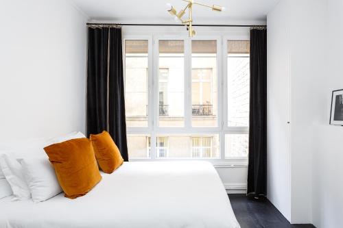 Voodi või voodid majutusasutuse Ponthieu Champs Elysées toas