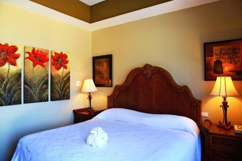 Ένα ή περισσότερα κρεβάτια σε δωμάτιο στο Hotel Royal Blue & Golf Cart Rental