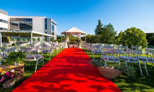 a red carpeted aisle with white chairs and tables at Hotel Attica21 Las Rozas in Las Rozas de Madrid