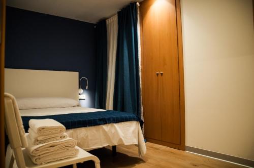 Säng eller sängar i ett rum på Hostal Mónaco