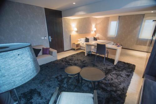 a room with a bed and a table and chairs at Salto Hotel y Casino in Salto