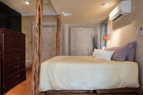 Ένα ή περισσότερα κρεβάτια σε δωμάτιο στο Tiny Tasteful 1 - Downtown