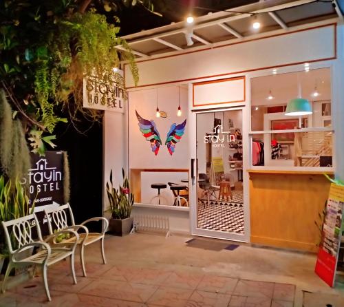 een restaurant met een vlinderbord op het raam bij Stay In Chiangrai in Chiang Rai