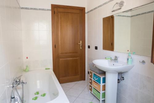 A bathroom at Viona Apartments