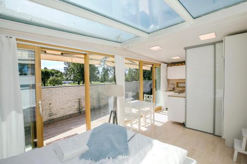 Habitación con cama y cocina con ventanas. en The Skylight Villa en Kemi