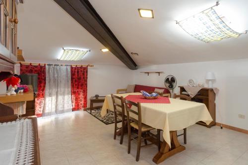 奧爾維耶托的住宿－LA CASA DELLE BAMBOLE DI SANGIOVENALE，厨房以及带桌椅的用餐室。