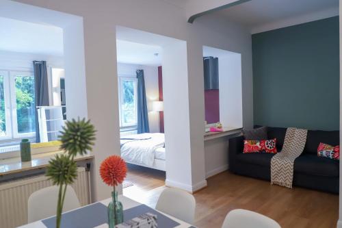 - un salon avec un canapé et un lit dans l'établissement The garden flat, à Luxembourg