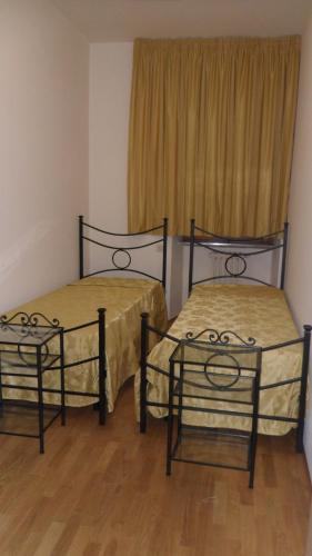 two beds sitting next to each other in a room at Tre Girasoli in Monte San Savino
