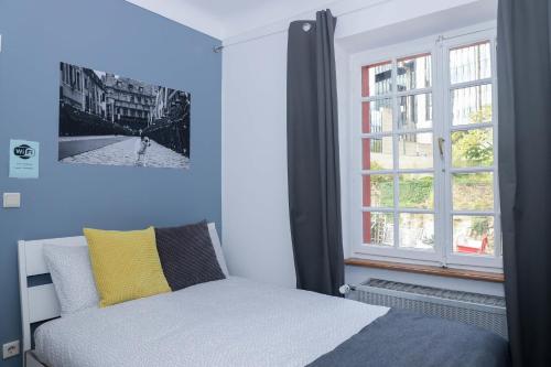 盧森堡的住宿－The red house，一间卧室设有一张床和一个窗口