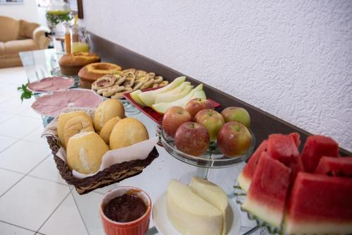 多拉杜斯的住宿－Hotel Vila Real Dourados，盛满不同种类水果和小吃的桌子
