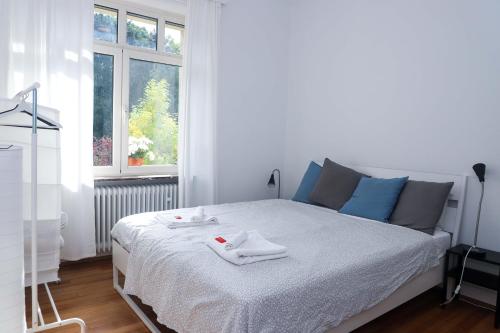 Un dormitorio con una cama blanca con dos platos. en rooms lux city, en Luxemburgo